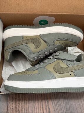 Like New Nike Air Force 1 kids - olive green